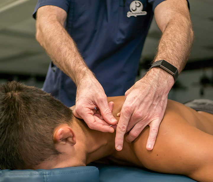 Jackupuncture practitioner performing dry needling therapy on the neck and shoulders to relieve muscle tension and promote relaxation, captured with Dry-Needles-Snap.