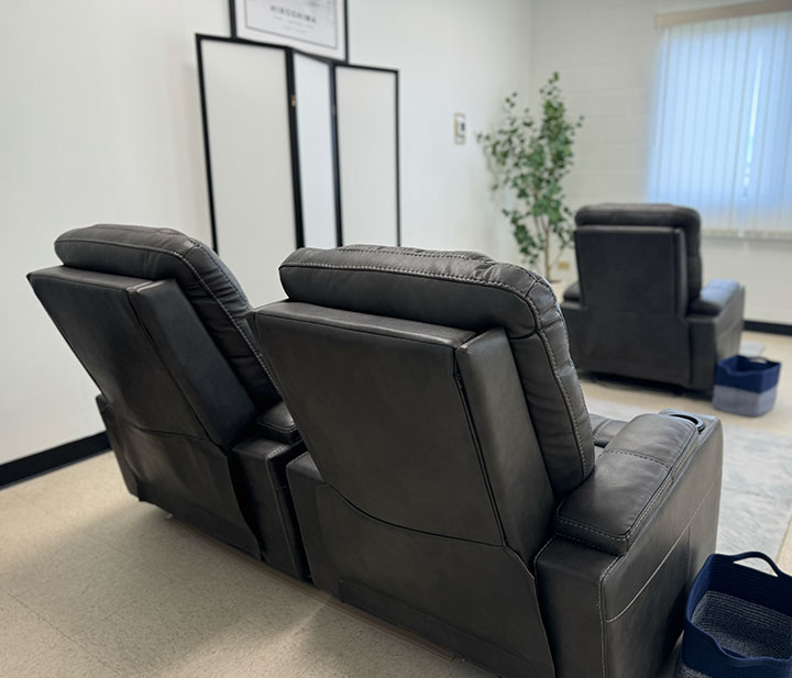 Comfortable recliner chairs in the Jackupuncture membership lounge, designed for relaxation and rejuvenation, captured with Membership-Chairs-Snap.